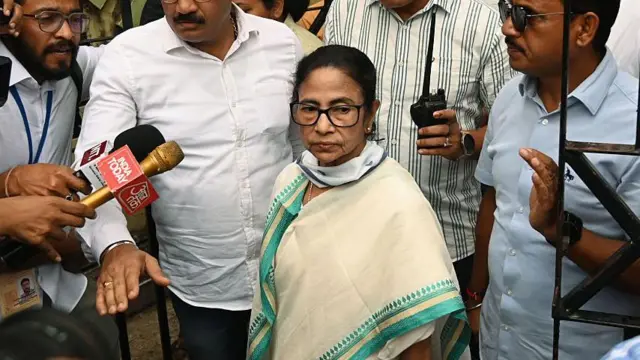 भवानीपुर से बीजेपी के सुवेंदु अधिकारी के ख़िलाफ़ चुनाव लड़ते हुए कई बार तो ममता बनर्जी अपना आपा खो बैठीं