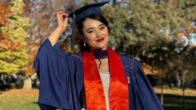 شکیلا محمدی با لباس فراغت دانشگاه، با لبخندی آمیخته به غرور و امید، مقابل دوربین ایستاده است. 