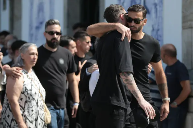 Portugalski fudbaler Rui Patrisio (desno) na sahrani