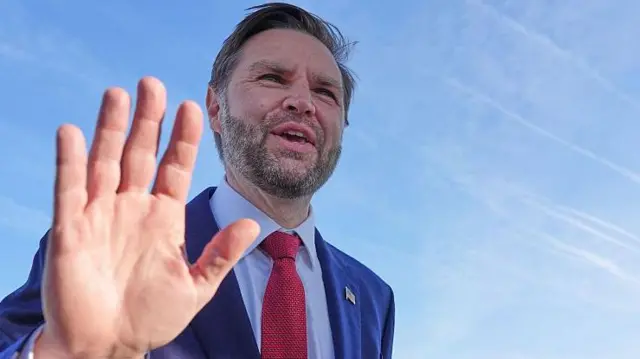 Джей Ди Вэнс, на фоне видно вертолет и трап самолета.