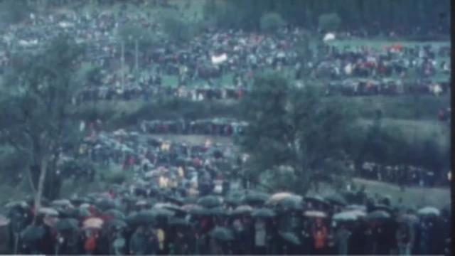 Uma multidão de pessoas usando guarda-chuvas se concentra para protestar contra a usina nuclear de Lemóniz, em imagem de arquivo