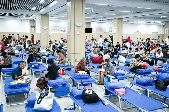 7月11日，中國浙江省杭州市，隨著颱風「巴威」逼近，村民被疏散至一所小學。