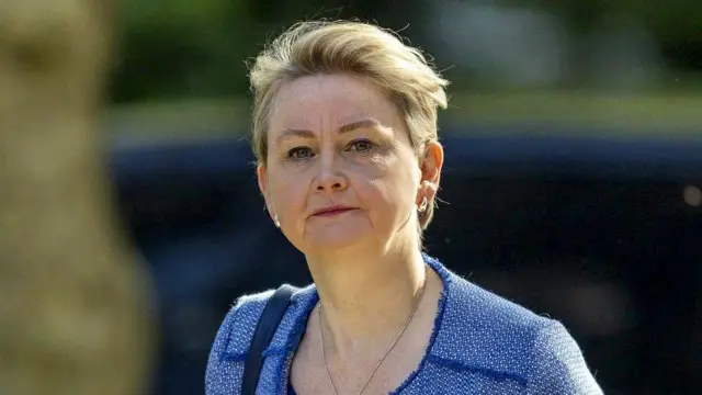 Yvette Cooper dey waka up Downing Street in a blue suit