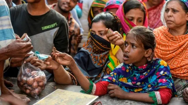 পেঁয়াজ কিনতে টিসিবি'র ট্রাকে ভিড়