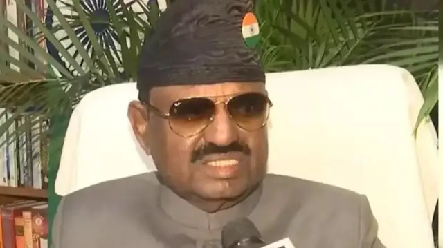 পশ্চিমবঙ্গের দায়িত্বগ্রণের সময় তৃণমূলের সঙ্গে রাজ্যপালের সম্পর্ক ভাল থাকলেও পরে তাতে ফাটল ধরেছে।