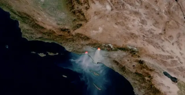 Супутниковий знімок, зроблений 9 січня. На ньому видно дві великі пожежі на ділянці суші біля узбережжя океану