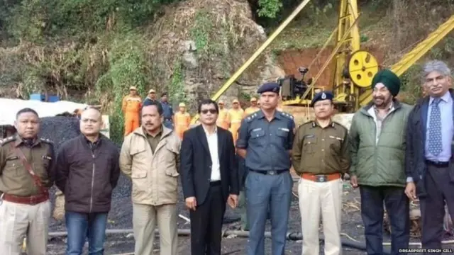 बरसों बाद दुर्घटना वाली खदान के दौरे पर गए जसवंत सिंह की तस्वीर (दाएं से दूसरे)