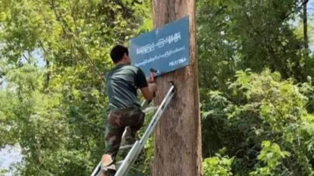 သတိပေးဆိုင်းဘုတ်တွေကို နောင်ချိုနဲ့ သီပေါမြို့နယ်က ကြိုးဝိုင်းတွေမှာ တအာင်းတပ်ဖွဲ့ဝင်တွေက တပ်ဆင်နေတာဖြစ်ပါတယ်။