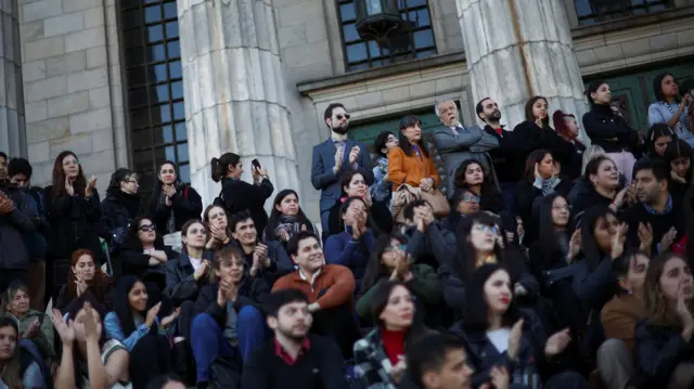 Estudiantes en las puertas de la facultad de Derecho. 