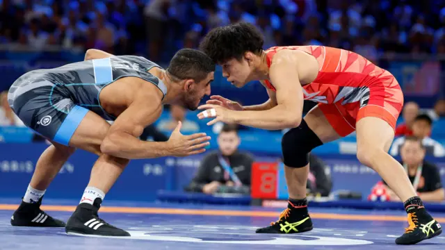 رحمان عموزاد (چپ) با شکست مقابل حریف ژاپنی مدال نقره گرفت