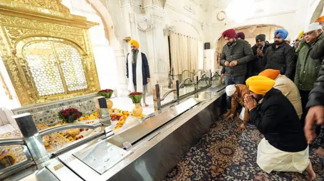 पंजाब के मुख्यमंत्री भगवंत सिंह मान इस साल 15 जनवरी को अकाल तख़्त के सामे पेश होने से पहले स्वर्ण मंदिर पहुँचे थे.