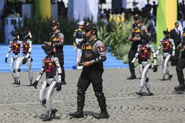 Robot yang dioperasikan oleh polisi Indonesia tampil selama perayaan ulang tahun ke-79 Polri di Monumen Nasional di Jakarta, Indonesia, pada 1 Juli 2025.