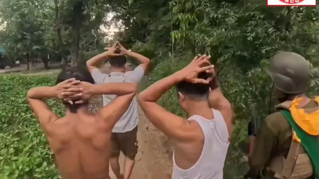 ရဲတပ်ဖွဲ့ဝင် ၄ ယောက်ကို စစ်သုံ့ပန်းအနေနဲ့ ဖမ်းဆီးသွားပါတယ်။