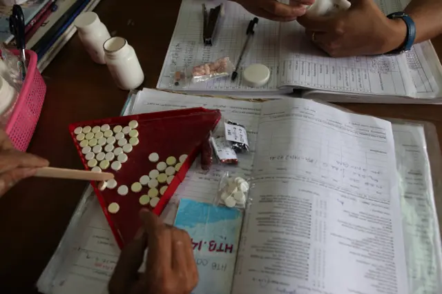 ဘာအကြောင်းအချက်တွေက ပြည်တွင်း HIV ပိုးကူးစက်နှုန်း တဖန်မြင့်တက်လာစေခဲ့တာလို့ ဘီဘီစီက မေးခွန်းထုတ်ခဲ့ပါတယ်။ (ပုံအဟောင်း)