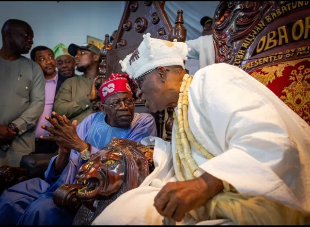 Tinubu pẹlu ọba Eko