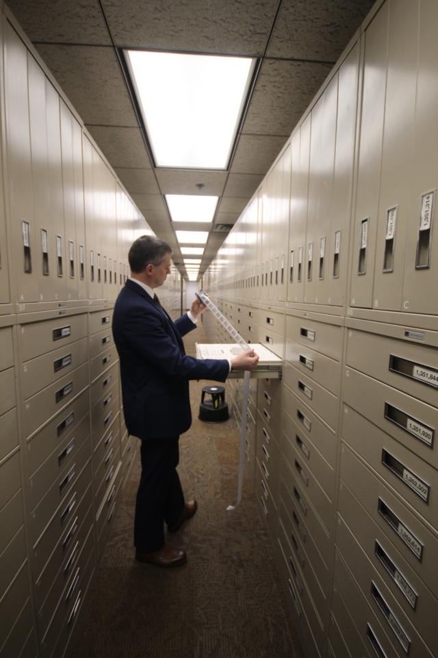 Pesquisador do FamilySearch consulta arquivosite loterias caixa fora do armicrofilmes