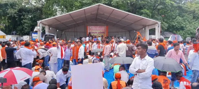 मुंबईतील आझाद मैदानावर मराठा आंदोलक 