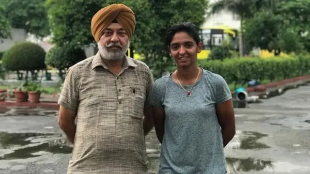 प्रशिक्षक कमलदीश सिंग सोधी आणि हरमनप्रीत कौर