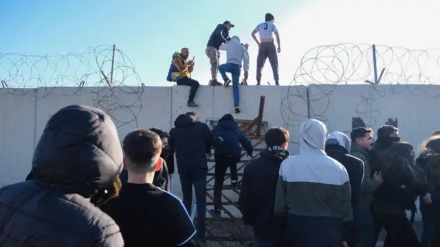 Nusaybin'de Türkiye-Suriye sınırını geçmeye çalışa göstericiler