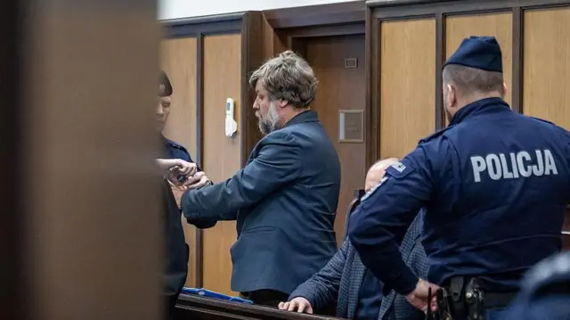 Rosyjski oskarżony Aleksander Butyagin został wyprowadzony w kajdankach z sali warszawskiego sądu okręgowego 15 stycznia 2026 roku, po zakończeniu procedury ekstradycyjnej do Ukrainy. 