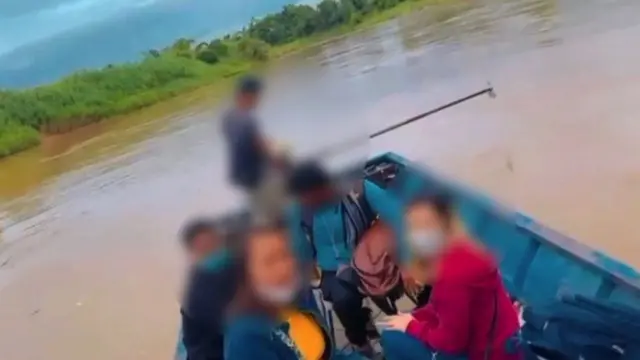 Un grupo de personas a bordo de una barca para salir de Myanmar. 