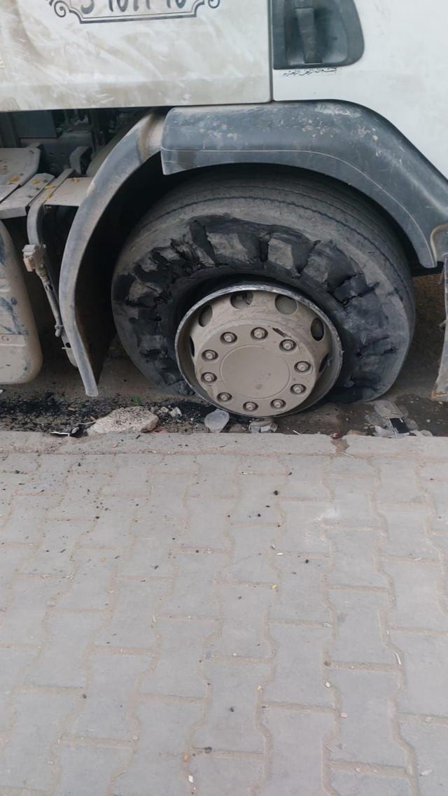 أحد إطارات شاحنة يحيى مدمر بسبب رصاص الأهالي