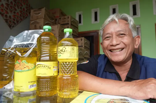 Maryanto, seorang pedagang di Matraman, Jakarta, mengatakan ia kerap dikenakan harga tambahan Rp2.000 dari tiap lusin Minyakita yang ia dapat dari distributor.
