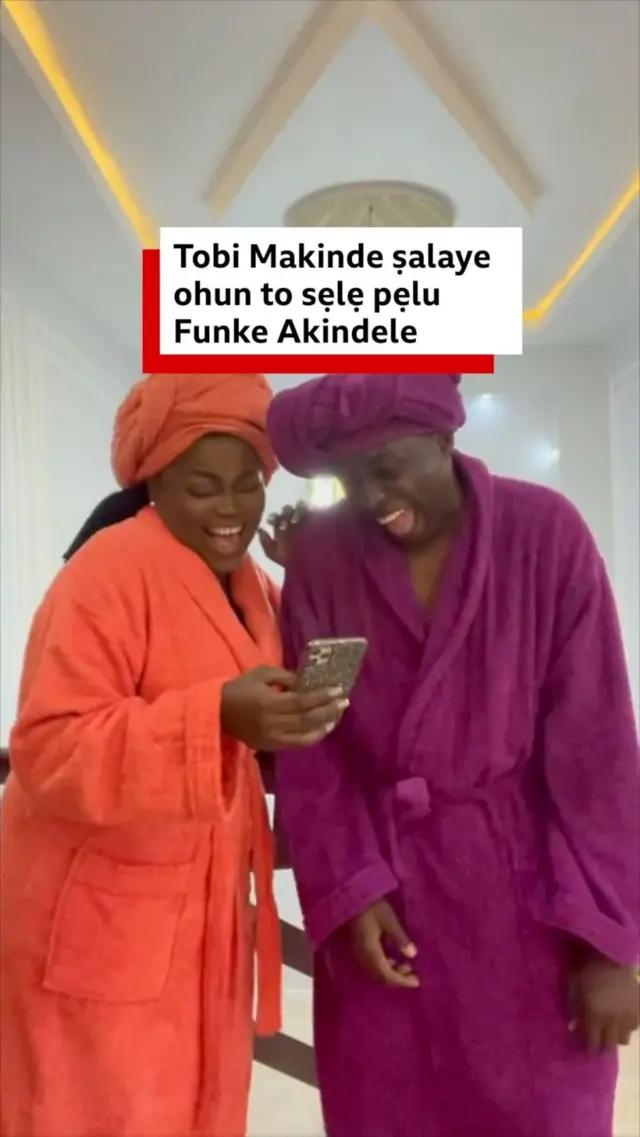 Funke Akindele ati Tobi Makinde sọ asọ baluwẹ, wọn we gele rẹ, wọn duro wo nnkan lori foonu ti Funke mu lọwọ, tawọn mejeeji si n rẹrin
