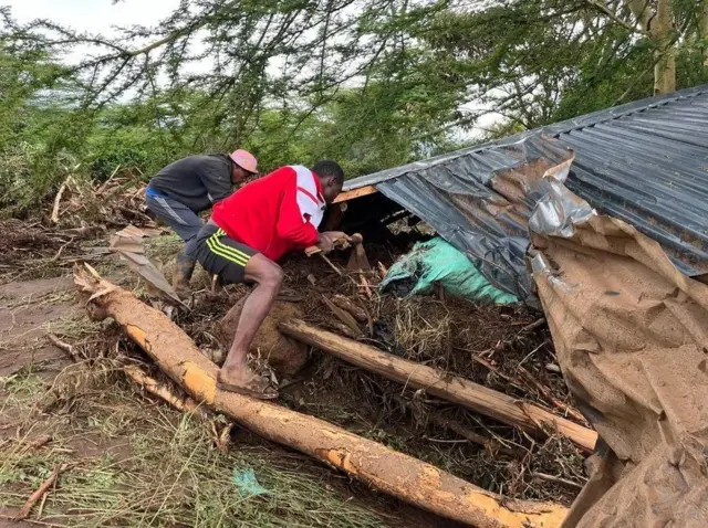 Stephen na mugenzi we bariko bararaba ko atacasigaye mu nzu