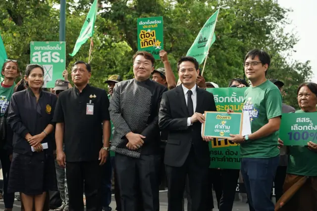 เครือข่ายประชาชนร่างรัฐธรรมนูญ (Con For All) พร้อมด้วยกลุ่มสมัชชาคนจน ร่วมยื่นหนังสือถึงนายกฯ ที่ทำเนียบฯ เมื่อ 25 พ.ย. เรียกร้องให้ ครม. มีมติตั้งคำถามประชามติเรื่องรัฐธรรมนูญฉบับใหม่ หรือคำถามที่ 1 ทันที โดยมี ภราดร ปริศนานันทกุล รมต.ประจำสำนักนายกรัฐมนตรี และสิริพงศ์ อังคสกุลเกียรติ โฆษกรัฐบาล มารับเรื่อง