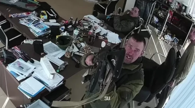 Орус аскерлери алгач камераларды байкашкан эмес, кийин алардын бирин жок кылышкан