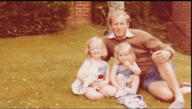 Rugg (midig) waxay sheegtay inay dareentay in adduunkeeda oo dhan iyo qoyskeedu ay “ku wareegaan” awoodda aabbahood