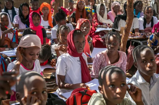 Des élèves assistent à leurs cours à l'école le 19 novembre 2024 à Fongolimbi, au Sénégal.