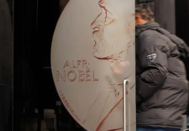 साहित्यतर्फ नोबेल पुरस्कार घोषणा गर्नुअघिको तस्बिर