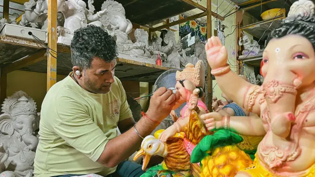 मूर्तिकार सांगतात की, दरवर्षी पावसाळ्यात काही प्रमाणात पाणी साचते.