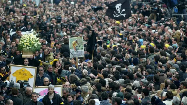 حمل پیراهن‌های زرد و صورتی که پانتانی در جیرو و تور دو فرانس پوشیده بود در مراسم تشییع جنازه او در چسناتیکو 