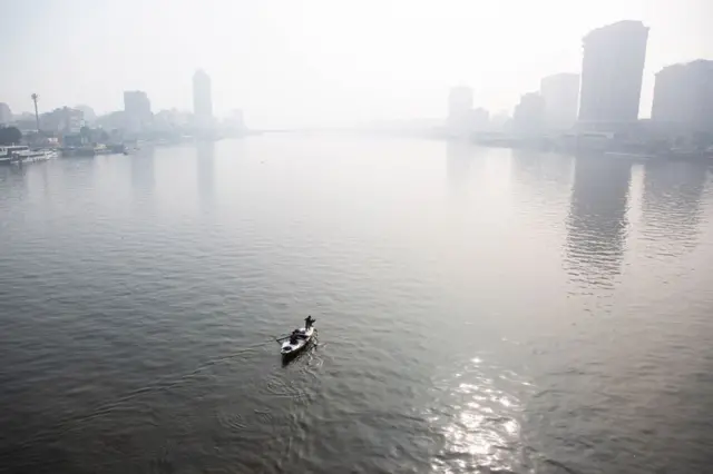 ሰኑይ፡ ኣብ ርእሰ ከተማ ግብጺ ካይሮ ኣብ ዝርከብ ሩባ ኣባይ ጃልባ ገፈፍቲ ዓሳ ትርአ