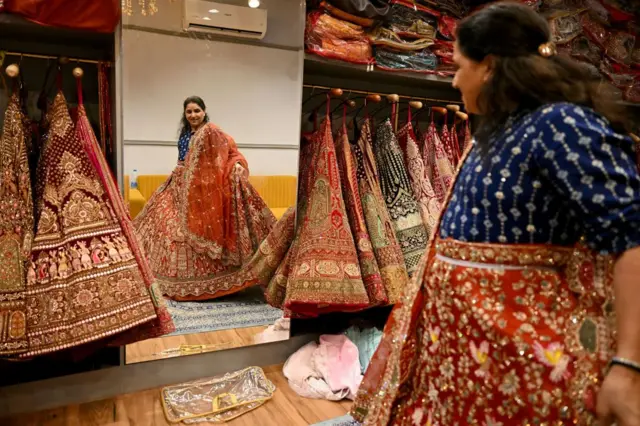 বিয়েতে লেহেঙ্গা ও অন্যান্য পোশাকের ব্যবসা ভারতে কোটি কোটি টাকার