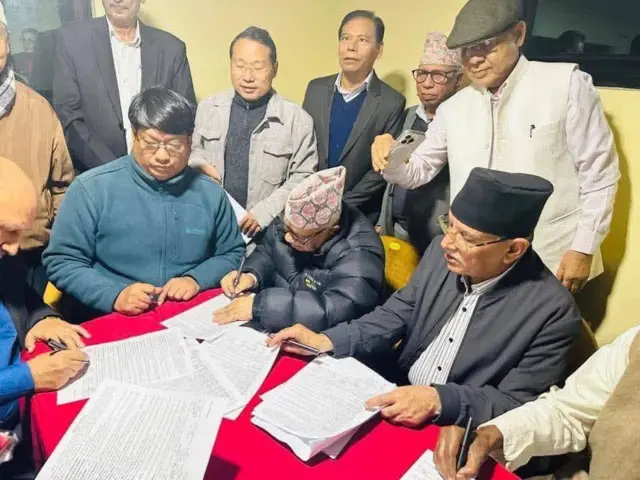 एकता सहमति पत्रमा हस्ताक्षर गर्दै