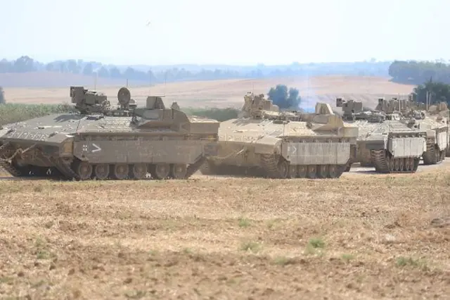 ඊශ්‍රායල් හමුදා විසින් යුද ටැංකි සහ හමුදා සෙබළුන් විශාල පිරිසක් ගාසා දේශසීමාව දෙසට අනුයුක්ත කරනු ලබමින් තිබේ.