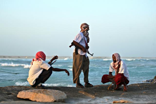 Rag ka tirsan budcad badeeda Soomaaliya oo ilaalo kaga jirta xeebta magaalada Hobyo sawirka: January 4, 2010 Getty Images