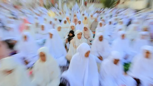 Jamaah Tarekat Syattariyah bersiap melaksanakan shalat Idul Fitri 1444 Hijriah di halaman Masjid Syaikhuna Habib Muda Seunagan Desa Peuleukung, Seunagan Timur, Nagan Raya, Aceh, Kamis (20/4/2023).