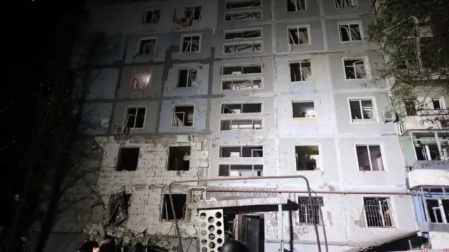 Полуразрушенный подъезд многоэтажного здания