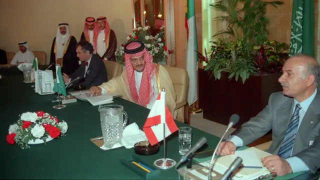 O Ministro das Relações Exteriores da Arábia Saudita, Príncipe Saul al-Faisal (ao centro) e sua equipe fazem a mediação das negociações de paz entre políticos libaneses em negociações para acabar com a guerra civil libanesa em 1989.  