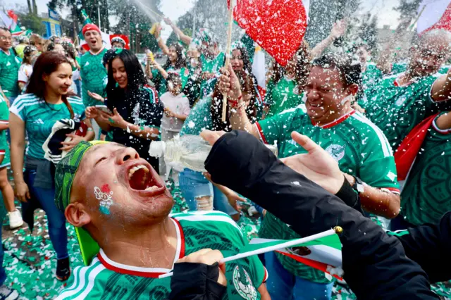 Torcedores do México comemoram vitória da seleção mexicana sobre a África do Sul no jogo de abertura da Copa do Mundo de 2026, em 11 de junho de 2026