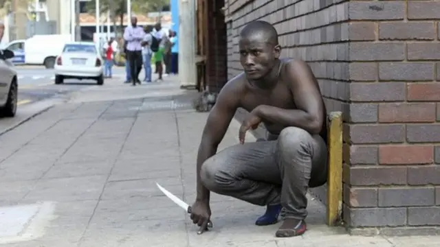 ንነብሱ ንምክልኻል ካራ ዝሓዘ ስደተኛ