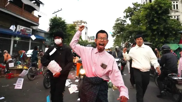 ဒေါက်တာတေဇာဆန်းနဲ့အဖွဲ့ ရွေးကောက်ပွဲကိုအသိအမှတ်မပြုဖို့ မန္တလေးဈေးချိုအနီးမှာ ဆန္ဒပြ