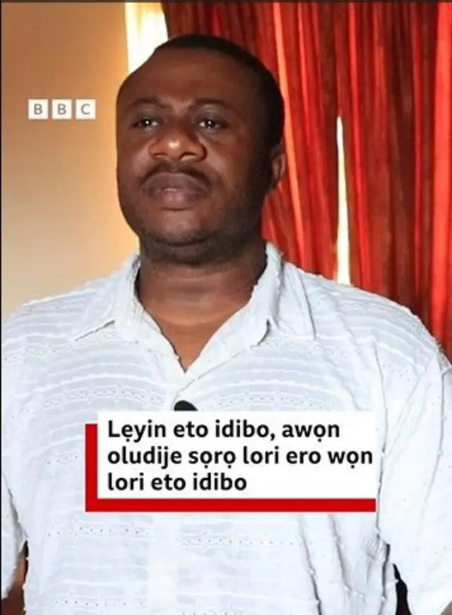 David Opeyemi Falegan, oludije gomina fẹgbẹ Accord nipinlẹ Ekiti wọ asọ T-Shirt alawọ funfun, ko de fila, o duro lati ba akọroyin BBC News Yoruba sọrọ