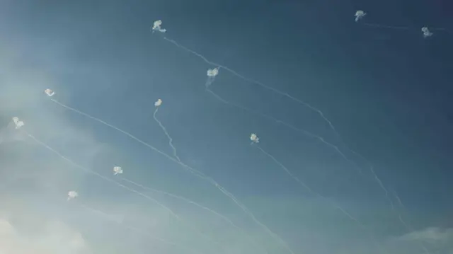 गाजा स्ट्रिपबाट इजरेली सहर अस्केलोनतर्फ प्रक्षेपण गरिएका रकेटहरूलाई इजरेलको आइरन डोमले रोकेको देखिन्छ 