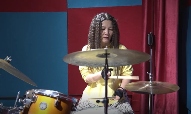 Н﻿ишана Жээналиева барабанда ойноп жатат. 